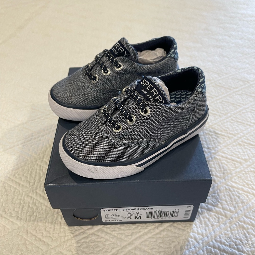 NWT Boys Toddler Chambray shoes, size 5